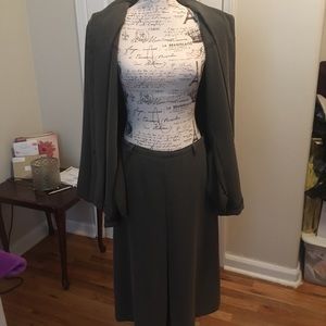 🌹2Piece Suit Size 14 🌹It’s Lovely.